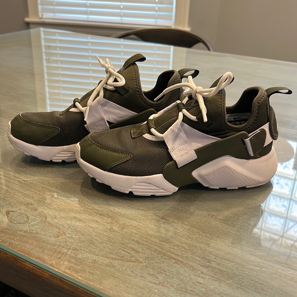 Nike Air size 7 olive green and white sneakers, perfect condition worn 1 time